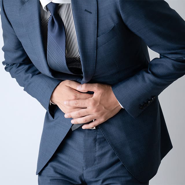 腹部を押さえる男性