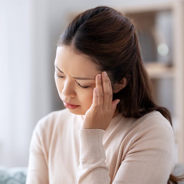 頭痛を感じている女性